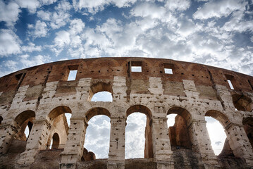 Obraz premium Detail of colosseum wall against sky
