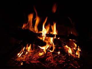 fuoco nel camino con legna che brucia
