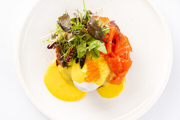 Smoked salmon with poached egg and salad