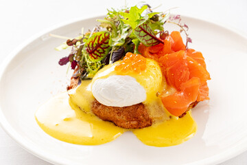 Smoked salmon with poached egg and salad
