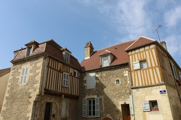 Fototapeta na wymiar Maison typique, vue de l'extérieur, ville de Avallon, département de l'Yonne, France