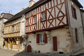 Fototapeta na wymiar Maison typique, vue de l'extérieur, ville de Avallon, département de l'Yonne, France