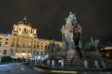 Naklejka premium Monument of empress Maria Theresa on Maria Theresa Square with Kunsthistorisches Museum in Vienna, Austria.