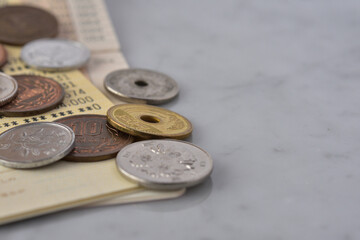 残高が０円になった貯金通帳と日本円の硬貨