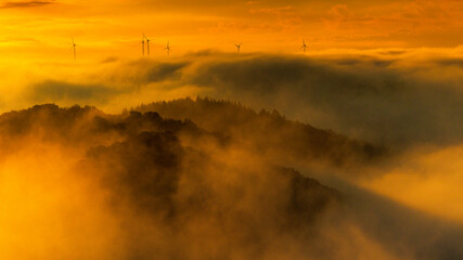 Saarschleife, bei Mettlach, Aussichtspunkt Cloef, Morgennebel mit Windräder, Saarland, Deutschland...