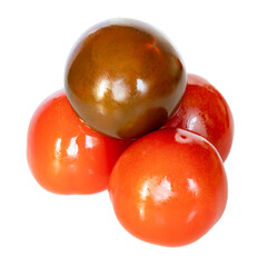 pomidory czerwone i zielone na białym tle