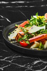 Salad with prosciutto and vegetables