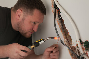 the technician removes damage to the copper pipe of the air conditioning system, fixed.