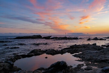 色鮮やかな千葉の立山の海岸の夕焼け
