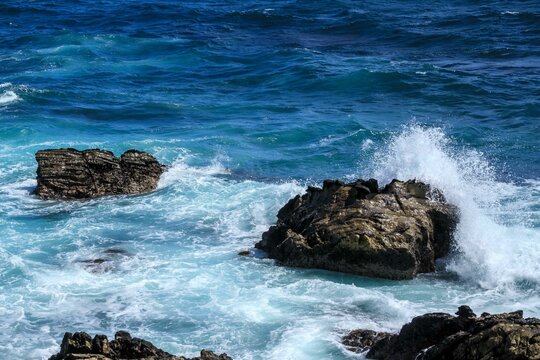 岩に打ち寄せる波 の画像 1 2 件の Stock 写真 ベクターおよびビデオ Adobe Stock