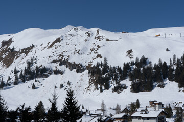 Flumserberg: Skiers, snowboarders, carvers, families all enjoy their time on the ski runs of winter...