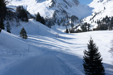 Flumserberg: Skiers, snowboarders, carvers, families all enjoy their time on the ski runs of winter sports resort located directly above Lake Walen. 65 km of perfectly groomed slopes invite you.