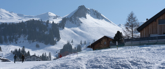 Flumserberg: Skiers, snowboarders, carvers, families all enjoy their time on the ski runs of winter...