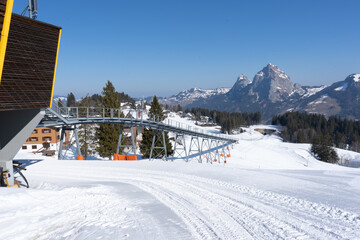 Flumserberg: Skiers, snowboarders, carvers, families all enjoy their time on the ski runs of winter sports resort located directly above Lake Walen. 65 km of perfectly groomed slopes invite you.