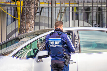 agent de police qui contrôle un automobiliste en France  - obrazy, fototapety, plakaty