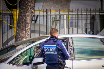 agent de police qui contrôle un automobiliste en France 