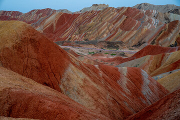Zhangye Danxia Nationaal Geopark - provincie Gansu, China. Chinese Danxia veelkleurige danxia-landvorm, regenboogheuvels, ongewoon gekleurde rotsen, zandsteenerosie, lagen van rode, gele en oranje strepen.