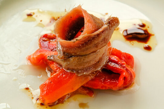 Pincho de anchoa en salazón con pimientos rojos