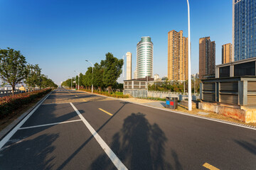 Obraz premium Empty urban road and buildings in the city