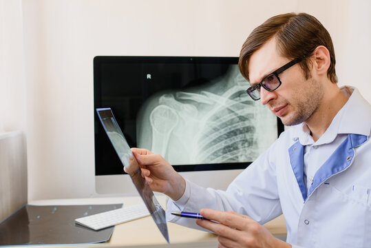 radiologist analyzing a patient x ray with a clavicle fracture.