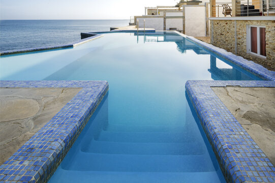 infinitive pool with steps