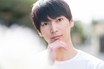 見つめる男性