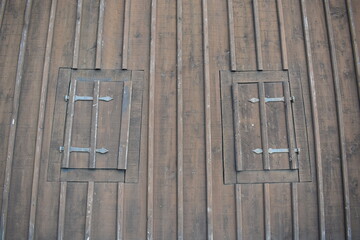 zwei Holztüren mit Metallbeschlägen