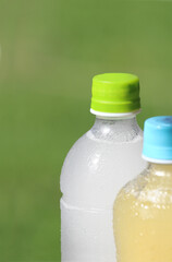 凍らせた冷たいペットボトルにはスポーツドリンクとオレンジジュース。
表面には水滴がたくさん付き、水分補給には最適です。Sports drinks and orange juice in frozen cold plastic bottles. There are many water droplets on the surface, which is ideal for hydration.