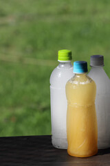 凍らせた冷たいペットボトルにはスポーツドリンクとオレンジジュース。
表面には水滴がたくさん付き、水分補給には最適です。Sports drinks and orange juice in frozen cold plastic bottles. There are many water droplets on the surface, which is ideal for hydration.