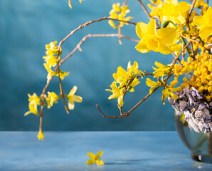 Obraz premium spring bouquet with narcissus and forsythia