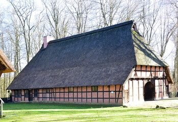 Historischer Bauernhof im Frühling in der Kur Stadt Bad Fallingbostel, Niedersachsen
