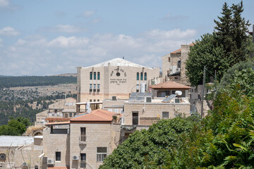Obraz premium Tsfat, Israel - June 10, 2021: Breslev Great Synagogue in the Old City of Safed.