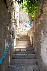 Obraz premium Tsfat, Israel - June 10, 2021: narrow ladder in Tsfat(Safed)