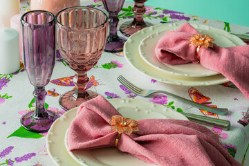 Table setting, white plates with pink napkins