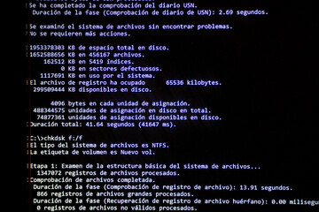 Black computer screen shows disk tests in Spanish.