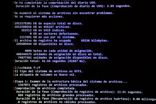Black computer screen shows disk tests in Spanish.