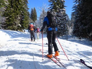 ski de randonn&eacute;e et raquette en montagne en hiver sur la neige