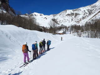 Fototapeta na wymiar ski de randonnée et raquette en montagne en hiver sur la neige