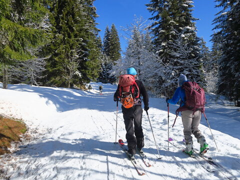 ski de randonn&eacute;e et raquette en montagne en hiver sur la neige