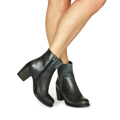 Women's Fashion Shoe Styles Worn by Model