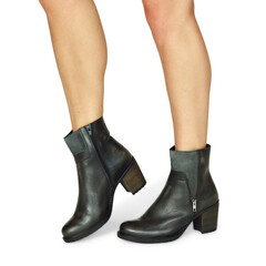 Women's Fashion Shoe Styles Worn by Model