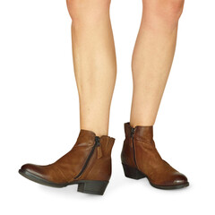 Women's Fashion Shoe Styles Worn by Model