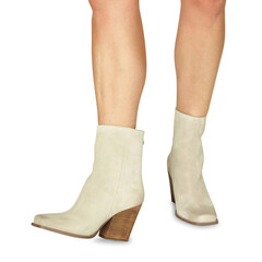 Women's Fashion Shoe Styles Worn by Model