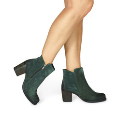 Women's Fashion Shoe Styles Worn by Model