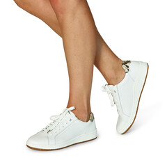 Women's Fashion Shoe Styles Worn by Model