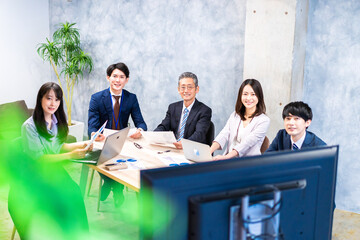 リモートでテレビ会議をするビジネスパーソン