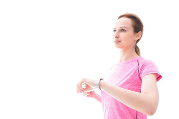 スマートウォッチを確認するスポーツウェアを着た若い女性