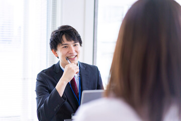 面談をするオフィスワーカー