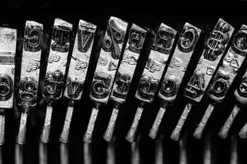 Grayscale shot of a vintage typewriter