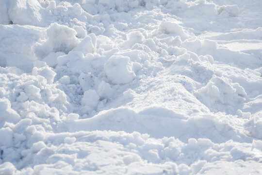 Uneven snowdrift of loose snow. Winter background. It's frosty day.